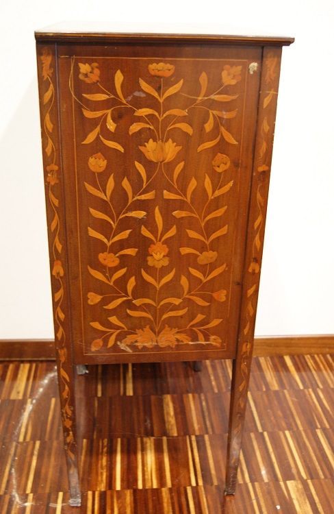 Antico credenzino olandese del 1800 riccamente intarsiato ad un' anta