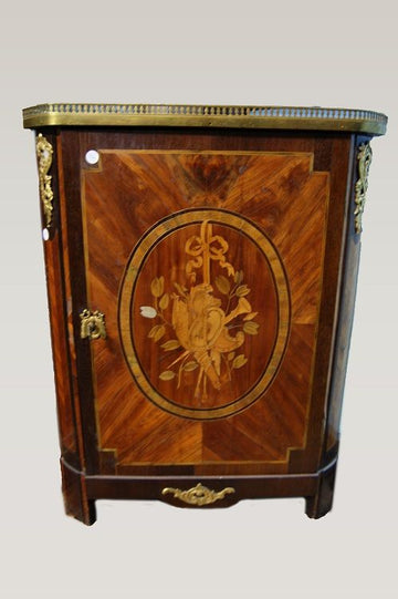 Coppia di antiche angoliere francesi del 1800 stile Luigi XVI riccamente intarsiate e con piano in marmo e bronzi in legno di palissandro e noce