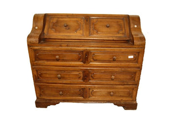 Antique Italian Venetian Veronese chest of drawers from the 1600s in walnut