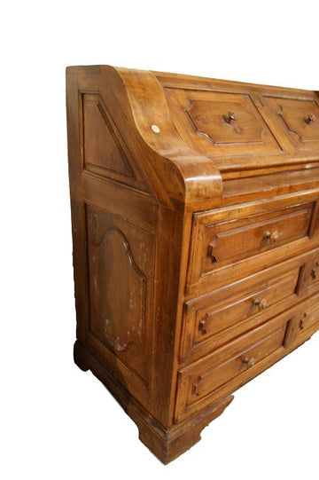 Antique Italian Venetian Veronese chest of drawers from the 1600s in walnut