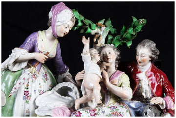 Gruppo in porcellana decorata raffigurante una scena di vita familiare
