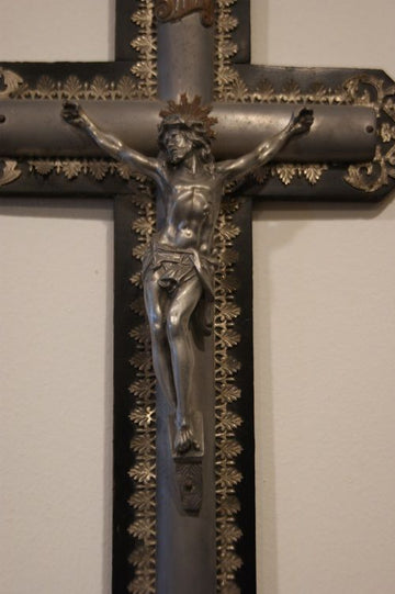 Crocifisso italiano di inizio 1900 in metallo con croce in legno.