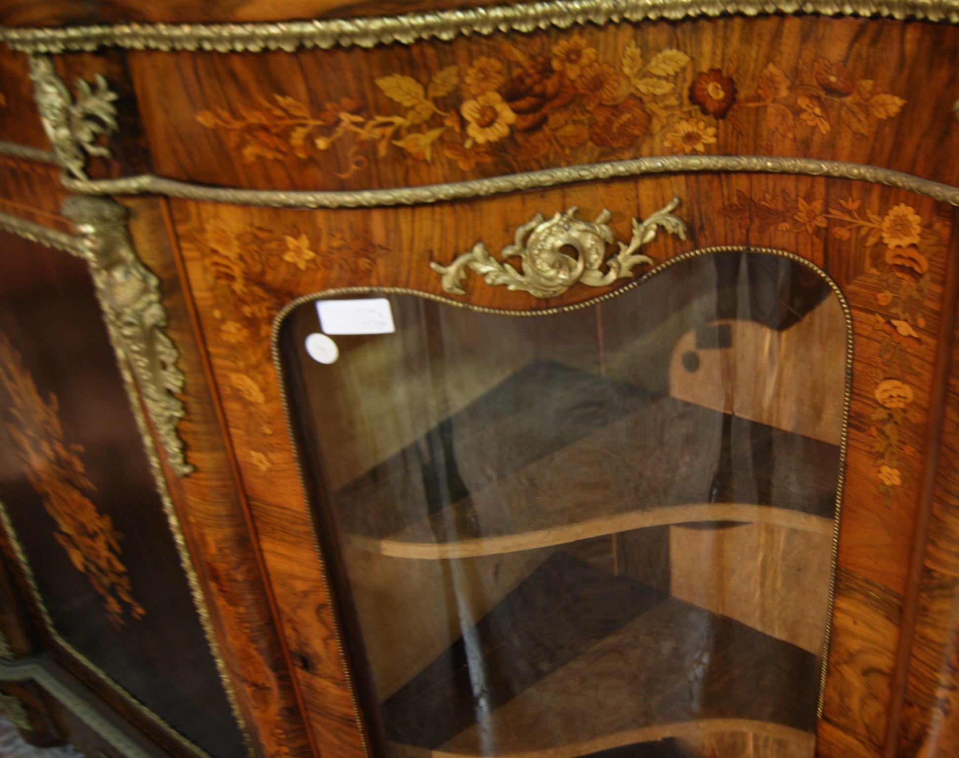 Bellissimo sevante Luigi XV in radica intarsiato e con bronzi