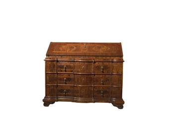 Antique Italian Bureau Writing desk from the 1700s in walnut and walnut root with flap