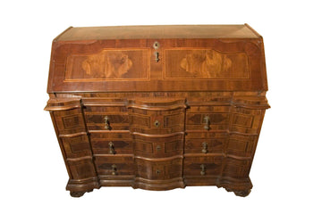 Antique Italian Bureau Writing desk from the 1700s in walnut and walnut root with flap