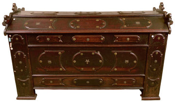 antique Italian chest from the 1600s, a piece of furniture suitable for storing flour