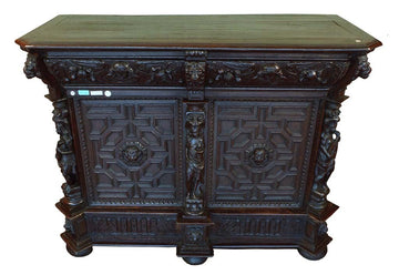 Antica credenza tedesca in rovere riccamente intagliata del 1600