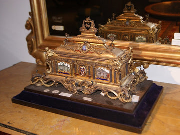 Magnificent jewelery/document box in silver covered with gold vermeil