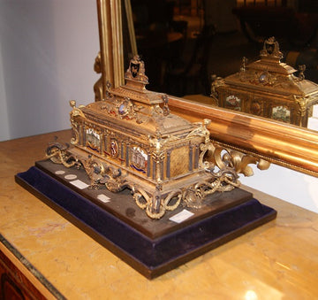 Magnificent jewelery/document box in silver covered with gold vermeil