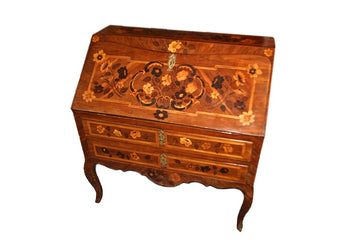 Superb graceful French small Bureau Writing desk from the 1700s in richly inlaid walnut wood