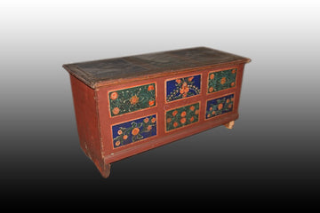 Tyrolean chest from 1800 with rich paintings