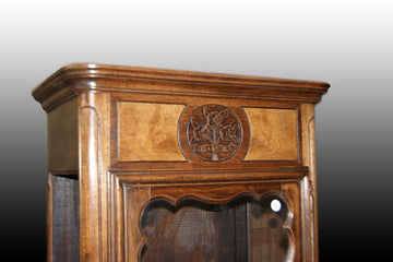 Provençal display cabinet from the 19th century in walnut and briar wood with carvings
