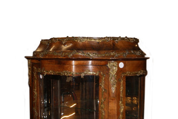 French Louis XV style display cabinet from the 1800s with walnut wood inlays and bronzes