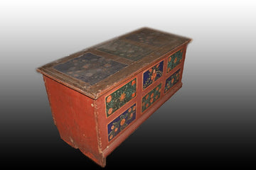 Tyrolean chest from 1800 with rich paintings