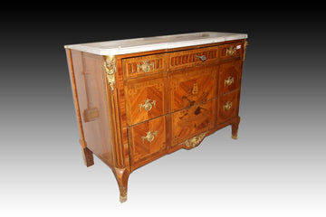 Stunning French chest of drawers from the 1700s, richly finished in Transition style
