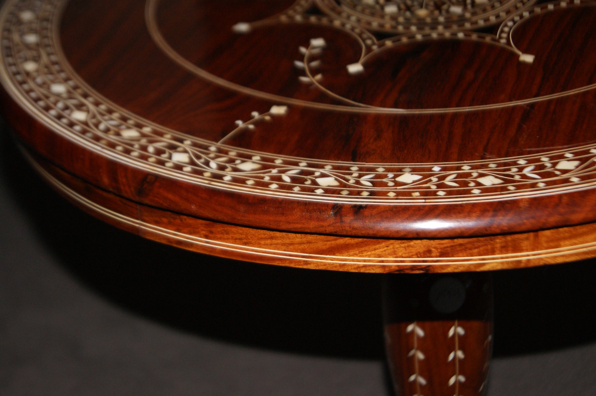 Magnifico tavolino 1800 con avorio inglese dal gusto Orientale Restaurato