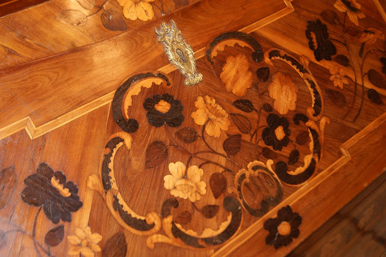 Stupenda graziosa ribalta francese del 1700 in legno di noce riccamente intarsiato