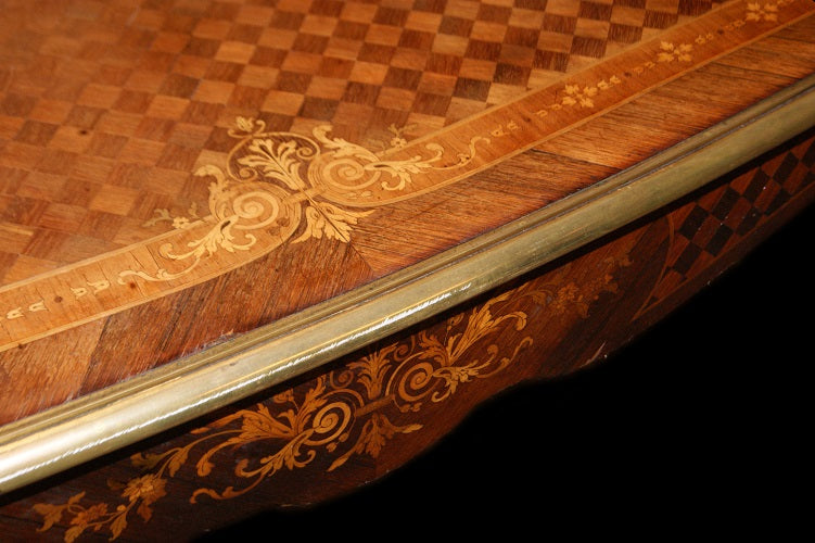 Tavolo scrittoio francese di metà 1800 stile Luigi XV con ricchi motivi di intarsio