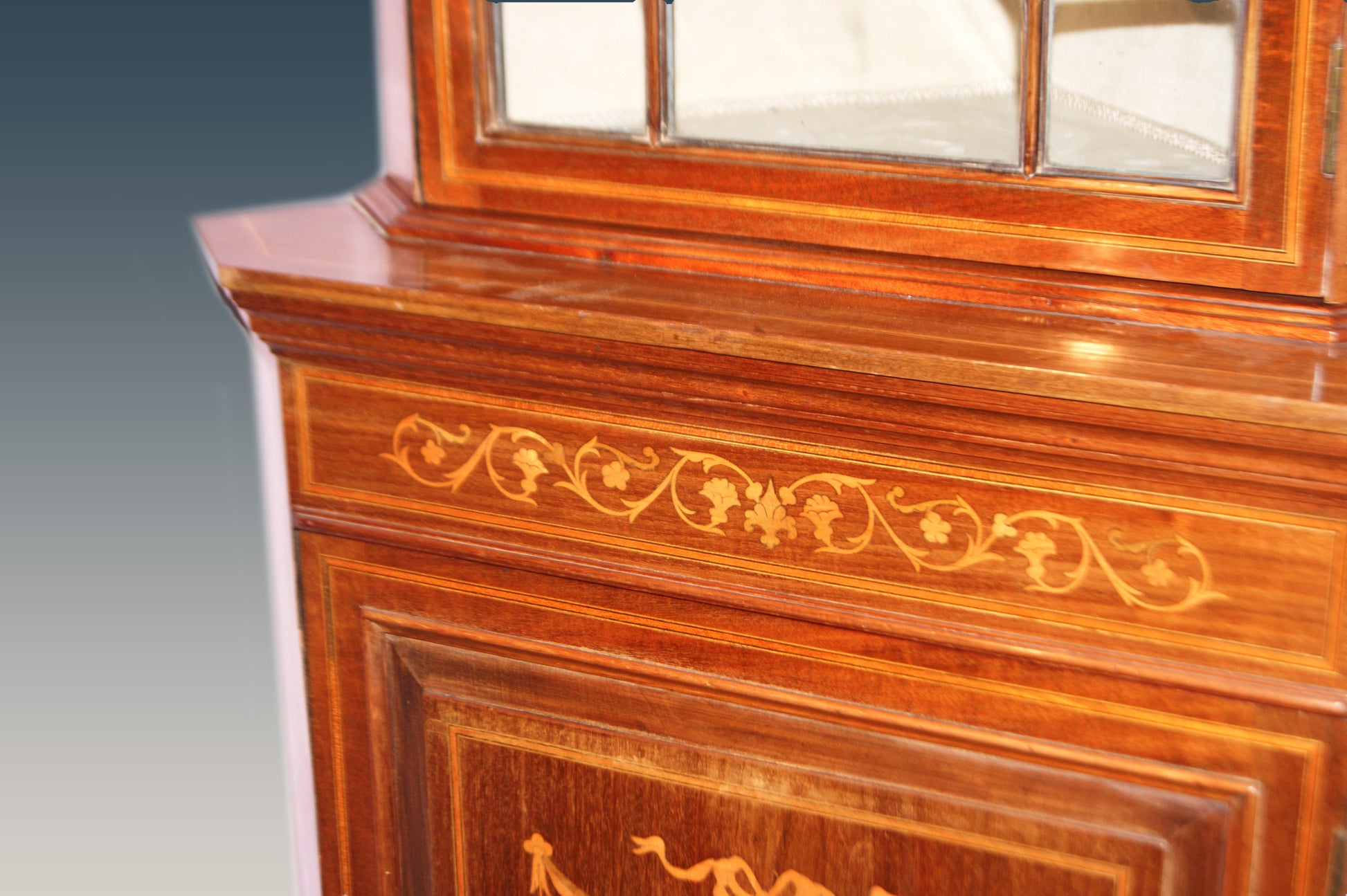 Coppia di angoliere inglesi del 1800 stile Vittoriano in legno di mogano intarsiate