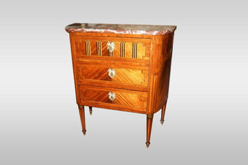 Commode de style Louis XVI avec marbre