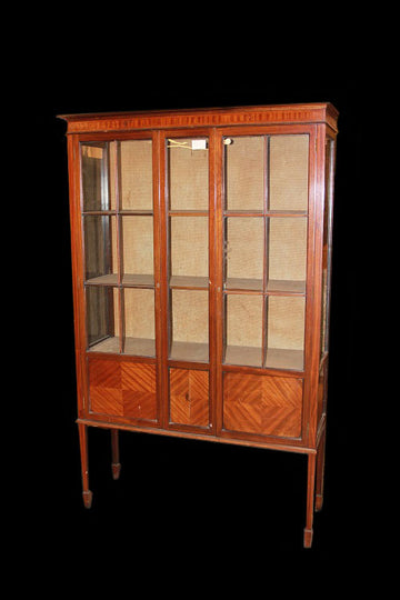 English 2-door Victorian style display cabinet in mahogany wood with inlay fillet