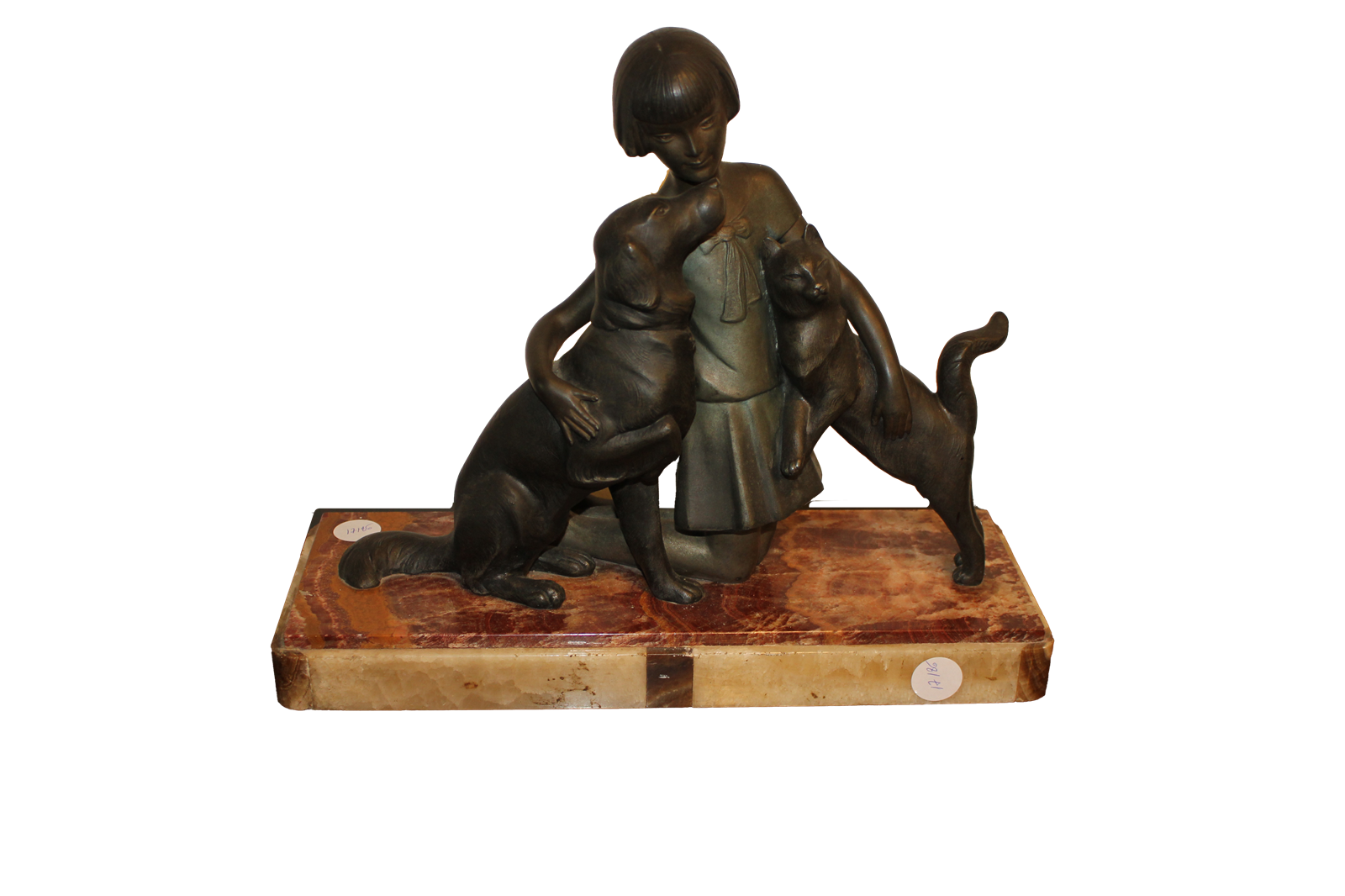 Sculpture Art déco française représentant une jeune fille avec un chien et un chat, signée P. Sega - XXe siècle