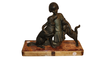 Sculpture Art déco française représentant une jeune fille avec un chien et un chat, signée P. Sega - XXe siècle