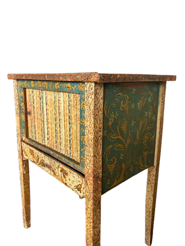 Elegante comodino francese di metà 1800 secolo in legno dipinto