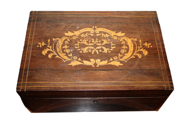 Boîte en palissandre incrusté de style Charles X, datant du XIXe siècle.