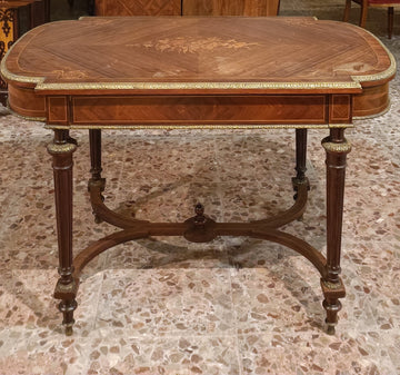 Center table in rosewood from the late 19th century in Louis XVI style.