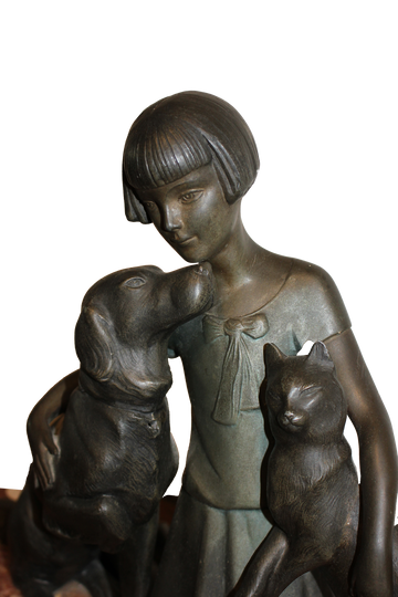 Sculpture Art déco française représentant une jeune fille avec un chien et un chat, signée P. Sega - XXe siècle