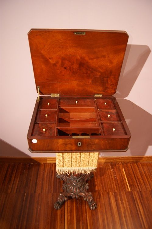 Particolarissimo Tavolino da lavoro Carlo X svuota tasche del 1800