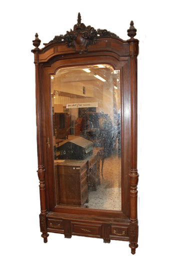 Armoire 1 porte avec miroir de style Louis Philippe de la fin des années 1800 en noyer avec cymatium sculpté