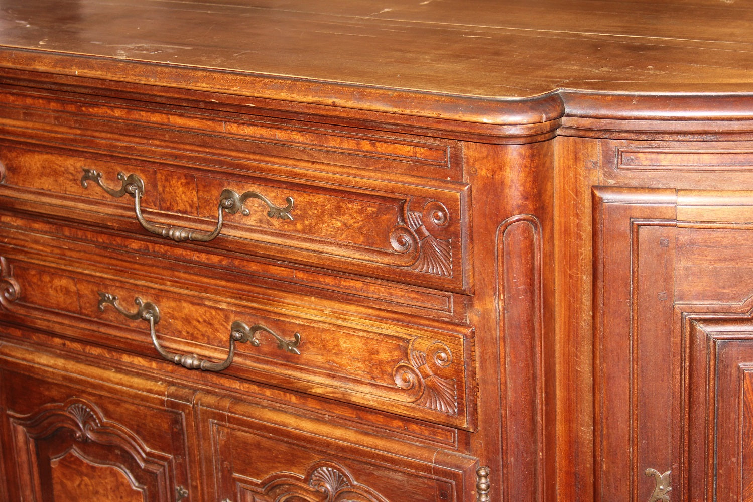 Grande Credenza Provenzale Scantonata XIX Secolo Legno di Noce e Radica