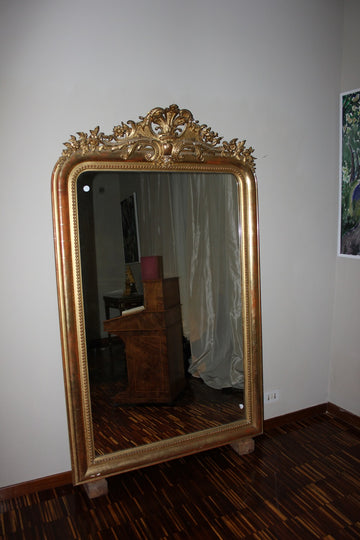 Grande Miroir française de style Louis XVI en bois doré à la feuille d'or