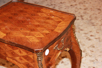 petite table de salon française de style Louis XV richement incrustée avec tiroir du 1800