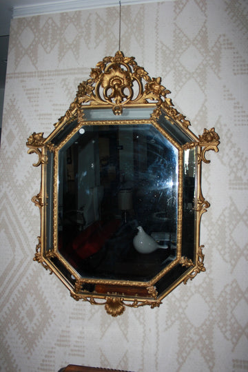 Specchiera Ottagonale Francese del 1800 Dorata Con Ricca Cimasa
