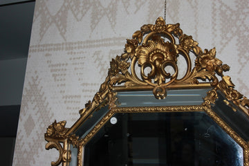 Specchiera Ottagonale Francese del 1800 Dorata Con Ricca Cimasa