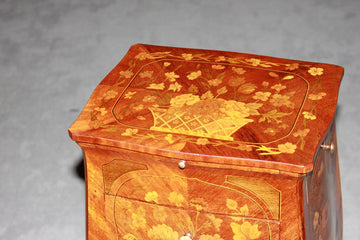 Tavolino Comodino Francese del 1800 Riccamente intarsiato in legno di Bois de Rose stile Luigi XV