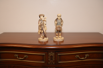 Paire de Sculptures Chinoises du XXe Siècle en Mammouth Représentant des Personnages Traditionnels