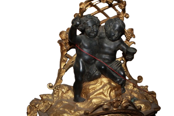 Orologio da tavolo Francese riccamente decorato con putti e porcellana