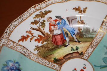 Piatto in porcellana Meissen decorata con scene galanti e fiori XIX secolo