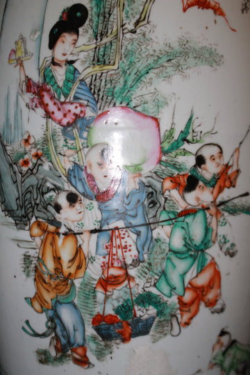 Grande Vaso Cinese in porcellana decorato con Personaggi XIX secolo