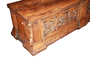 Seltener französischer Renaissance-Truhenschrank aus Nussbaum mit Hochrelief-Schnitzerei, Ende 16. Jahrhundert