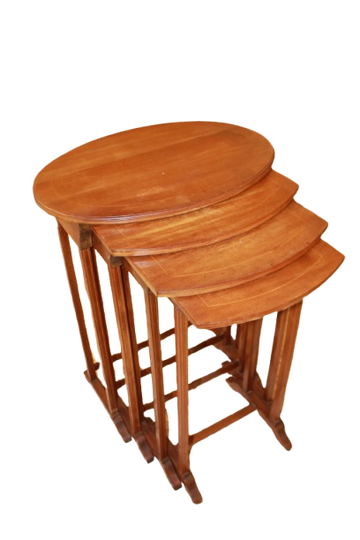 Elegante e raffinato set di tavolini a nido del 1800