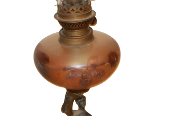 Lampada a Petrolio in Ottone con Base Figurativa e Serbatoio in Vetro Ambrato