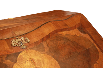 Ribalta francese di fine XVIII secolo in stile Luigi XV, in legno pregiato con raffinati intarsi geometrici e motivi floreali