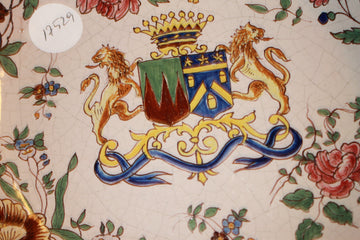 Piatto in Maiolica di Fine '800 con Stemma Araldico e Fiori