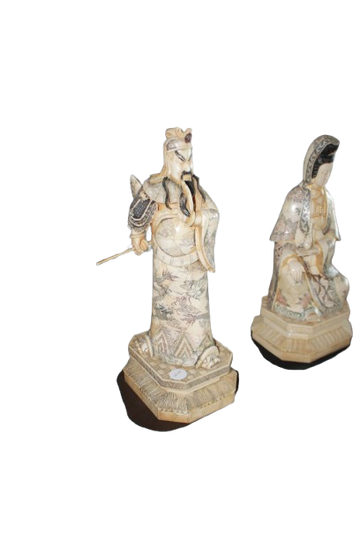 Coppia di eleganti sculture orientali raffiguranti due figure in abiti tradizionali