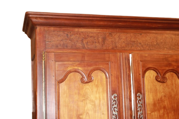 Credenza a doppio corpo di area Provenzale realizzata in legno di ciliegio